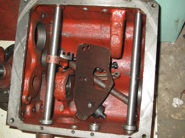 корпус коробки скоростей  1а616 с крышкой рычагами Коробка скоростей токарно-винторезного станка 1А616, задняя бабка, патрон токарный, коробка передач, суппорт 1а616, передняя бабка ит-1м . фартук ит-1м. коробка подач ит-1м. суппорт ит-1м. резцедержатель ит-1м. продольльные поперечные салазки ит-1м.  шпиндельная бабка ит-1м. коробка скоростей ит-1м. суппорт 1а616 ,задняя бабка 1а616. 